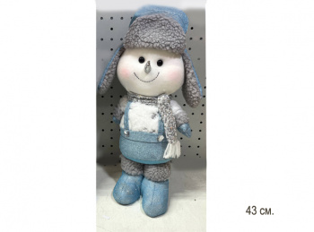 им Снеговик арт. X176A-601 Мальчик в серо-синем костюме стоит 43 см в пак.